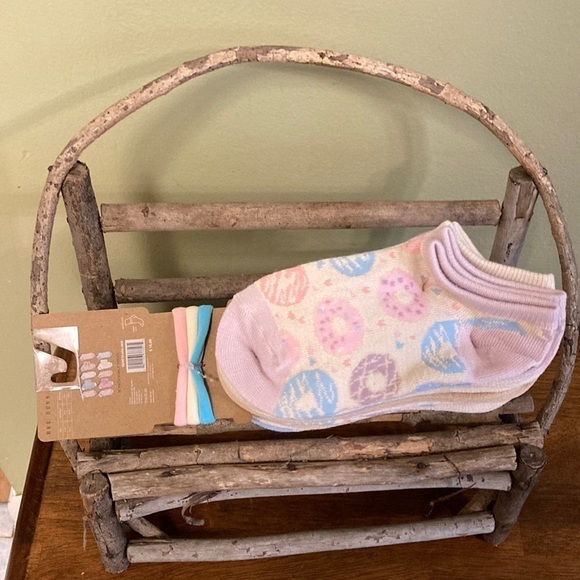 NWT! Rae Dunn GIRLS 10 PACK DONUT ANKLE SOCKS with 3 Bonus Hair Ties - Picture 1 of 12